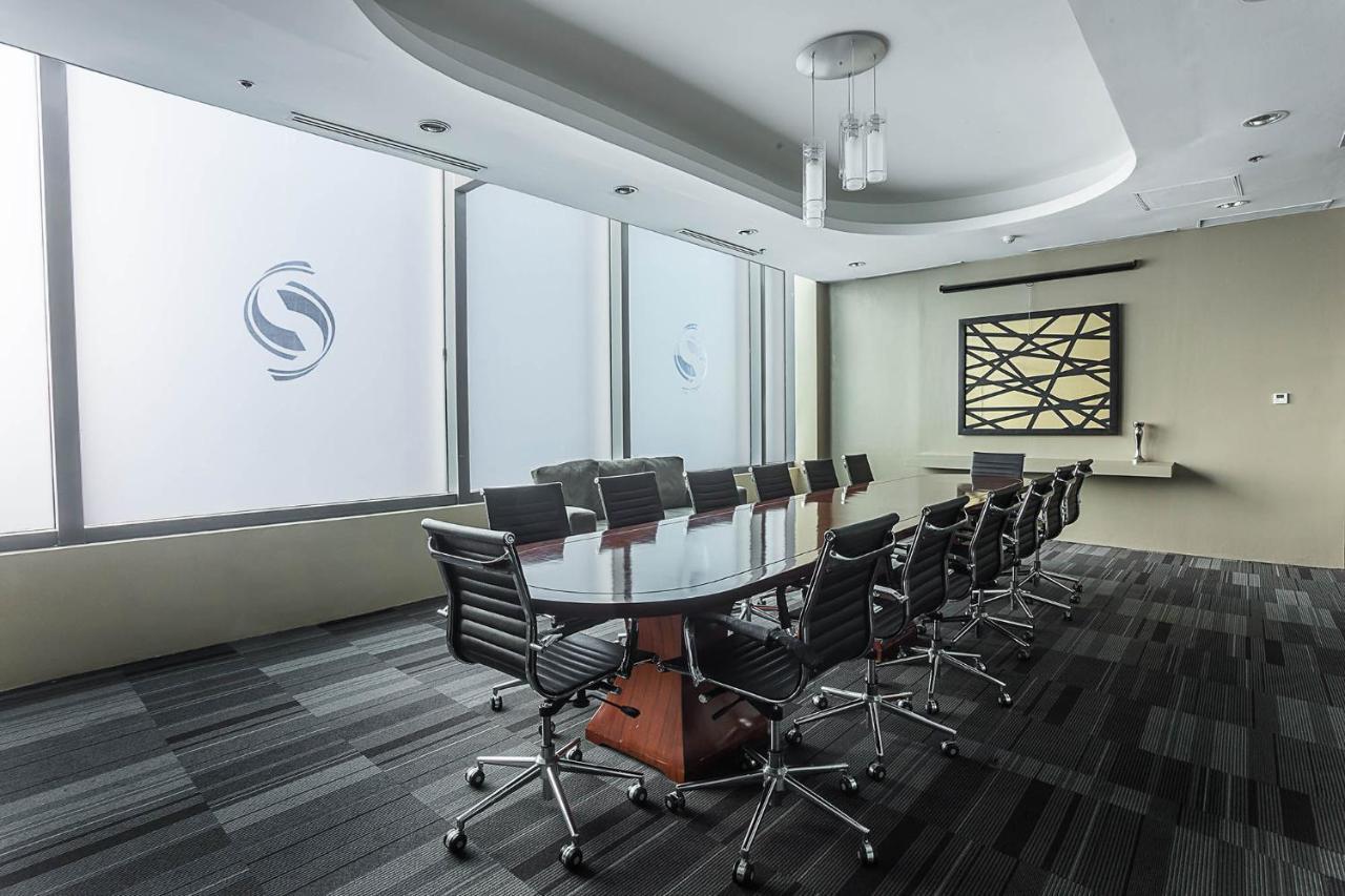 The Alpha Suites Makati City Екстер'єр фото